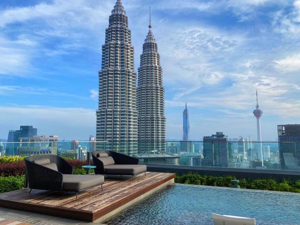 uma vista das torres gémeas petronas a partir de um edifício em Star at KLCC em Kuala Lumpur