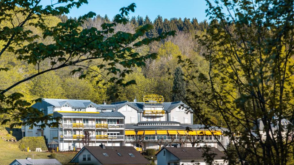 ein großes Gebäude inmitten eines Berges in der Unterkunft Hotel Deynique in Westerburg
