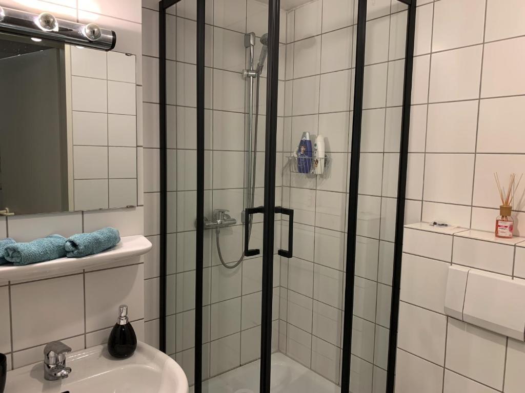 Ein Badezimmer in der Unterkunft 1 Room, near to UN und Telekom