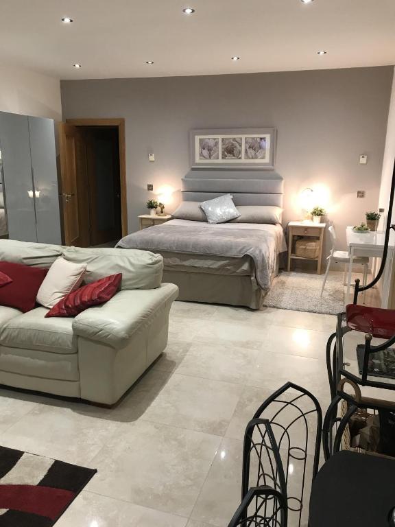 Postel nebo postele na pokoji v ubytování Luxurious Studio Apartment in Fahan Co Donegal