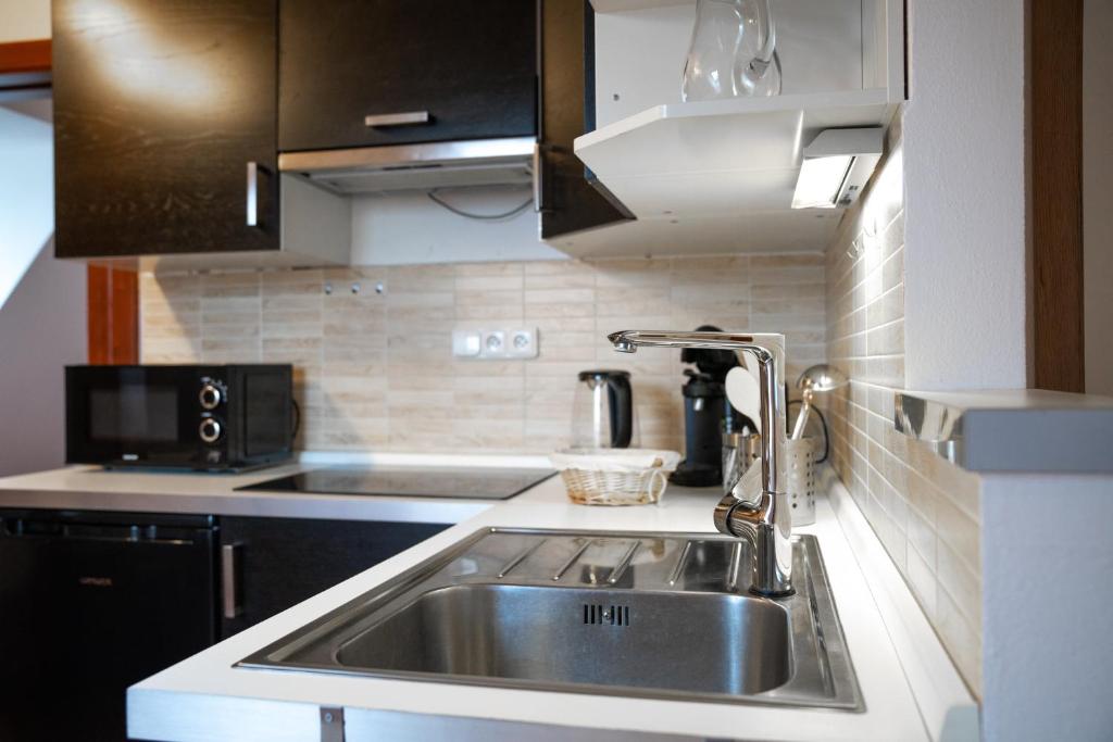 Kuchyň nebo kuchyňský kout v ubytování Apartmány V Mlýnské strouze
