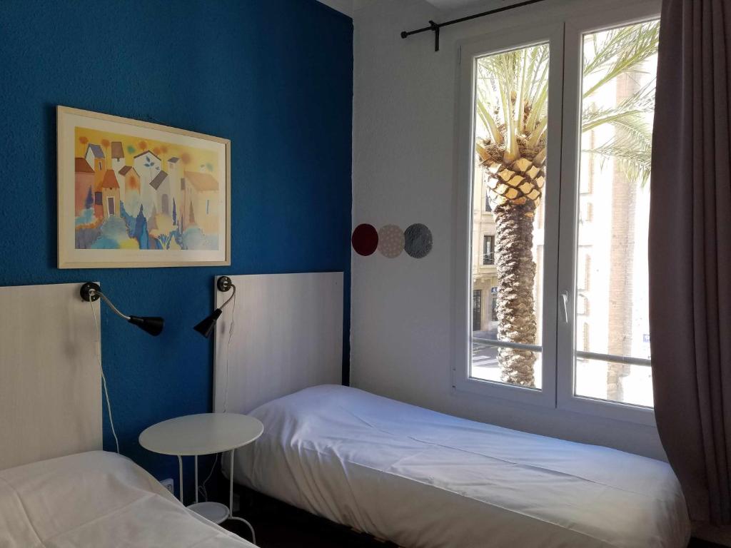 A bed or beds in a room at Russafa Youth Hostel