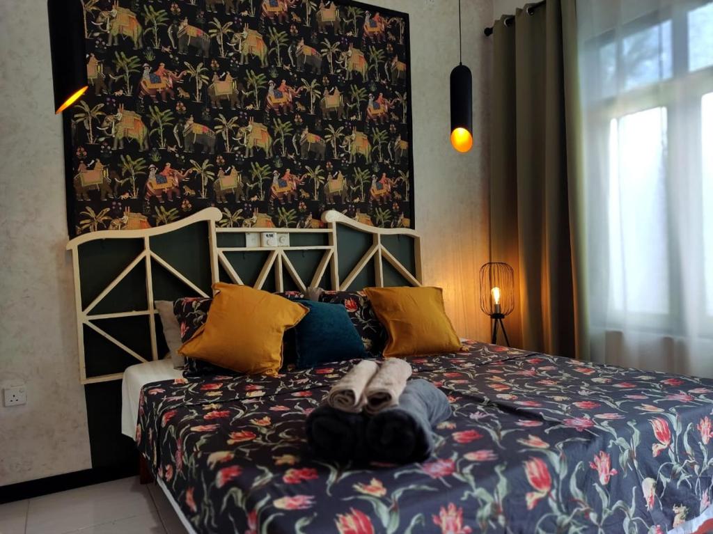 ein Schlafzimmer mit einem Bett mit einem ausgestopften Tier darauf in der Unterkunft Chambao Maldives in Guraidhoo