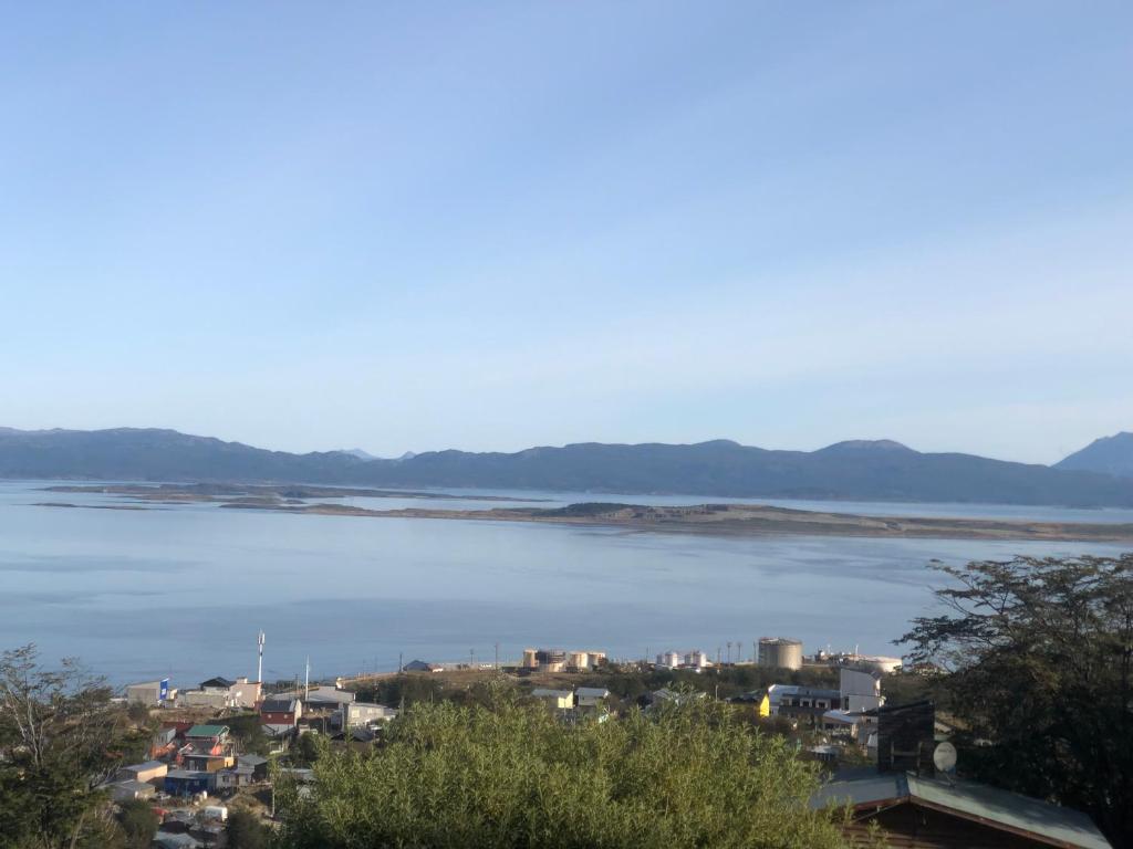 widok na duży zbiornik wody w obiekcie Mirador del Kaiken w mieście Ushuaia