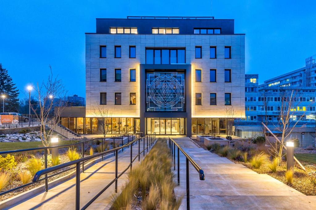 un bâtiment avec une horloge à l'avant dans l'établissement RAJ zdravia, à Bratislava