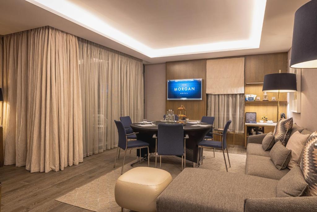TV a/nebo společenská místnost v ubytování The Morgan Hotel