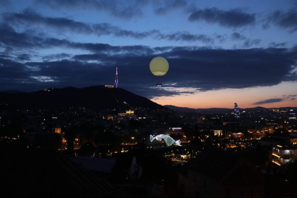 Nespecifikovaný výhled na hory nebo výhled na hory při pohledu z hotelu
