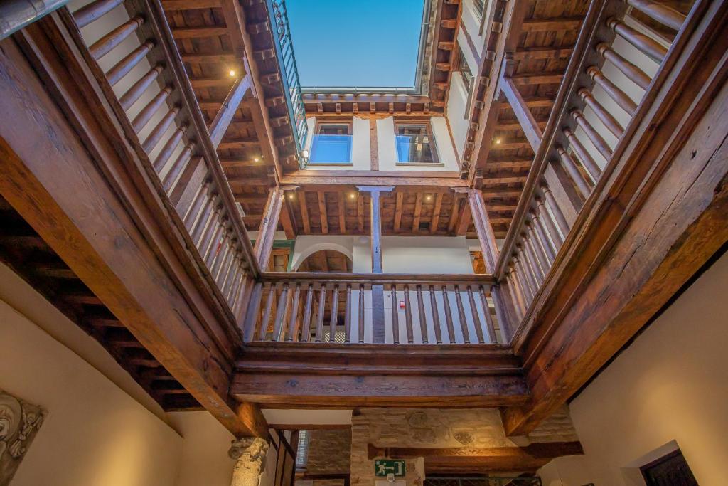 uma vista superior de um edifício com tectos em madeira em La Casa de la Tuerta by Toledo AP em Toledo