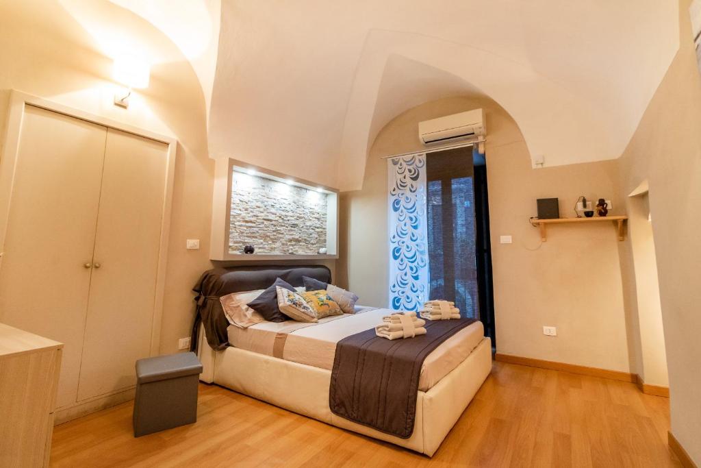 カターニアにあるCentroCittàの窓付きの部屋にベッド付きのベッドルーム1室があります。