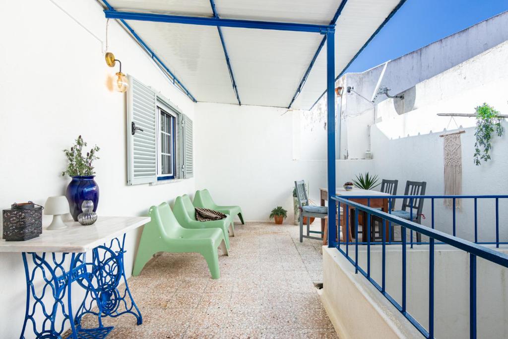 d'une terrasse avec des chaises et une table sur un balcon. dans l'établissement ONZE, à Grândola