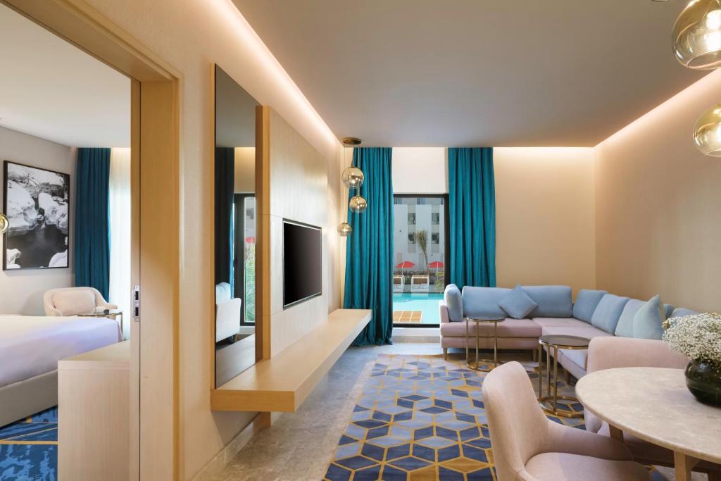 Postel nebo postele na pokoji v ubytování Maani Muscat Hotel & Suites