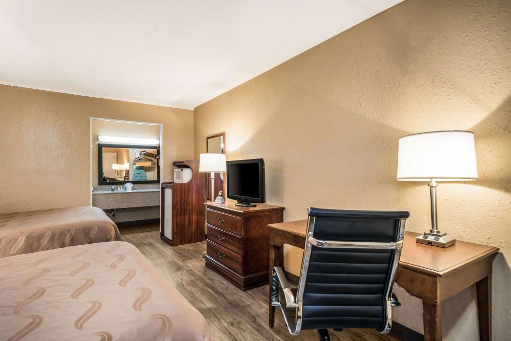 TV a/nebo společenská místnost v ubytování Quality Inn Arkadelphia - University Area