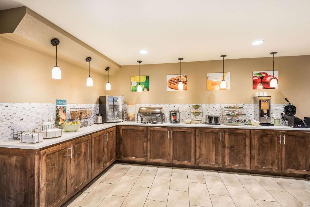 Kuchyň nebo kuchyňský kout v ubytování Quality Inn Arkadelphia - University Area