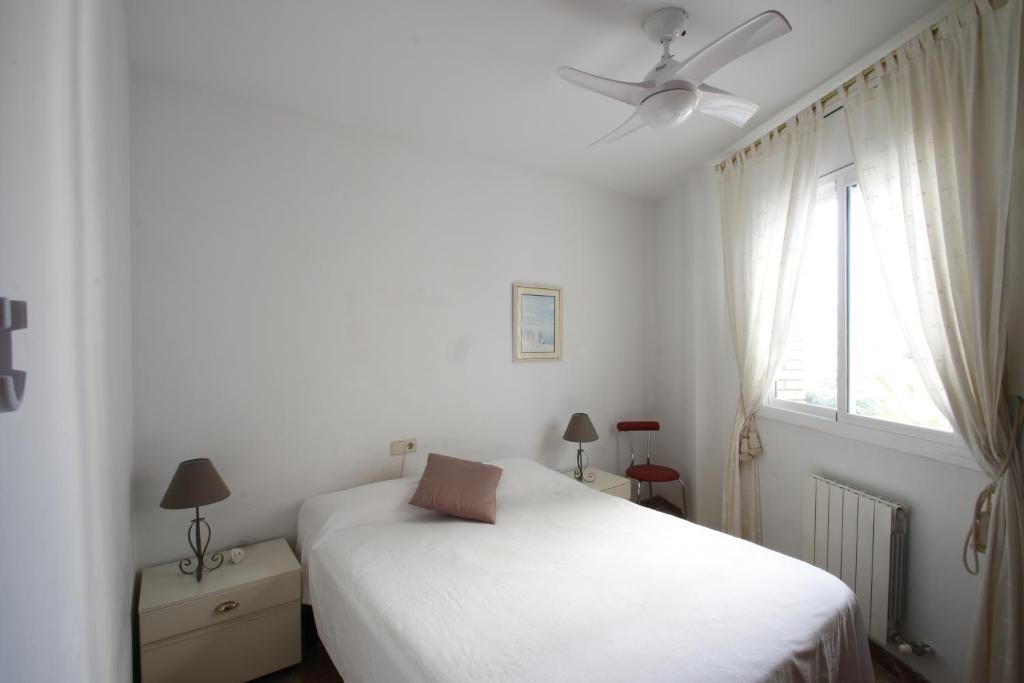 A bed or beds in a room at Apartamento Les Palmeres