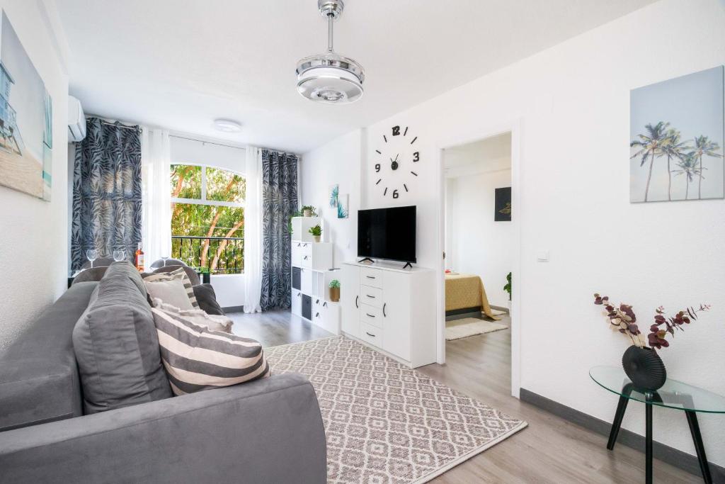 a living room with a couch and a tv at Espanatour VIOLETAS in Orihuela