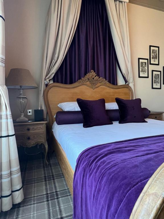 Postel nebo postele na pokoji v ubytování Lynnhurst Hotel