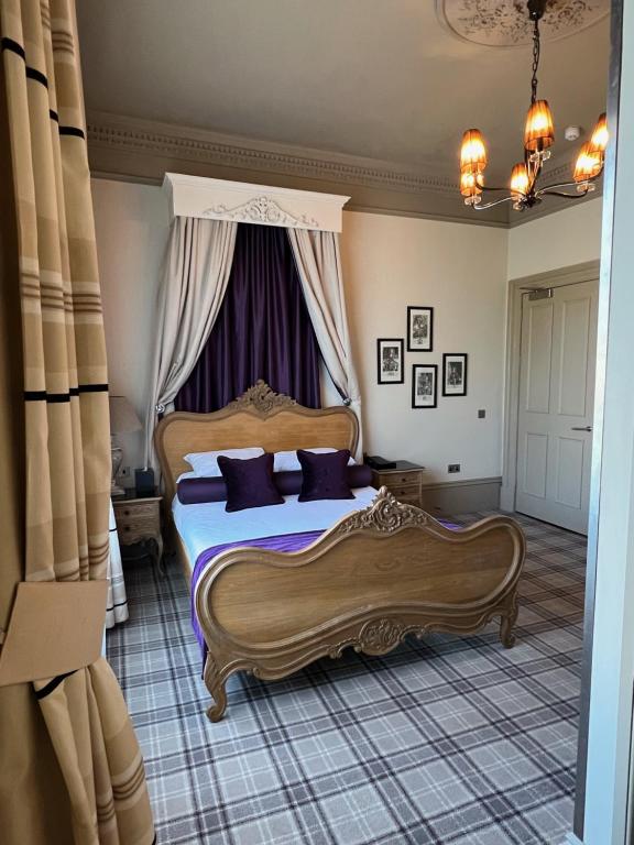 Postel nebo postele na pokoji v ubytování Lynnhurst Hotel