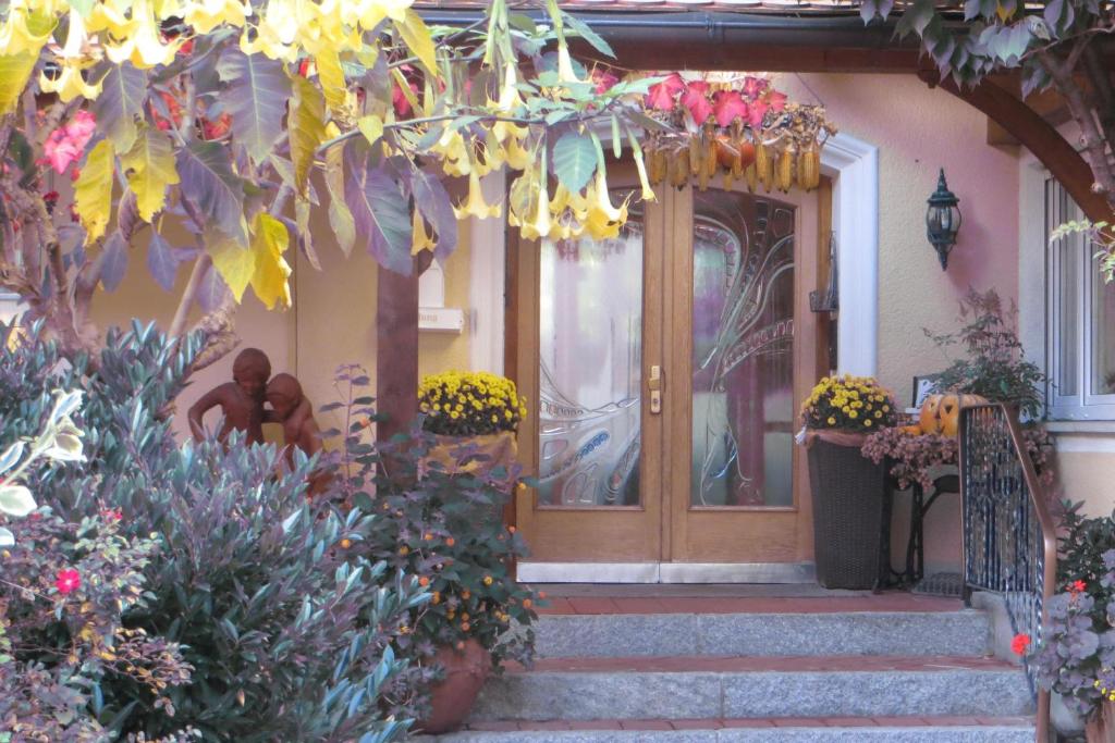 Una puerta principal de una casa con flores. en Kneippblick en Bad Wörishofen