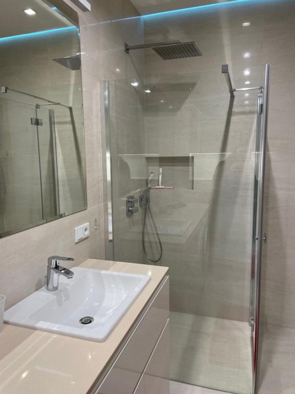Kúpeľňa v ubytovaní Summer - Neptun Park by OneApartments