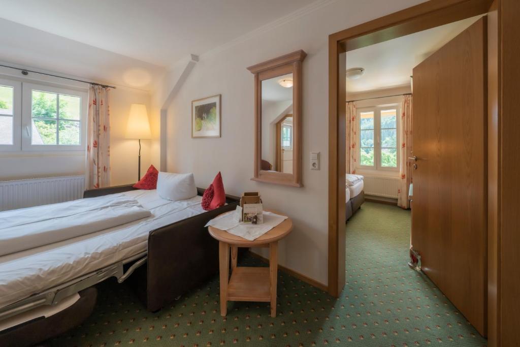 Postel nebo postele na pokoji v ubytování Grüner Baum Naturparkhotel & Schwarzwald-Restaurant