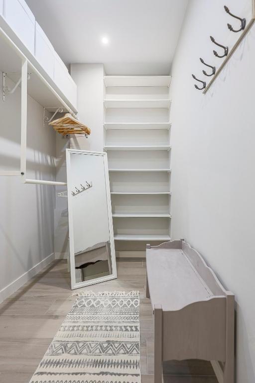 Zdjęcie z galerii obiektu Minimalismo de Vanguardia con altas calidades 1 BR w Sewilli