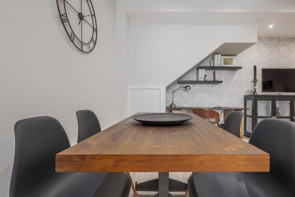 Zdjęcie z galerii obiektu Minimalismo de Vanguardia con altas calidades 1 BR w Sewilli