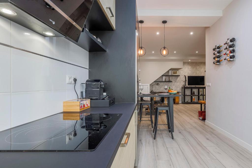 kuchnia z blatem i jadalnią w obiekcie Minimalismo de Vanguardia con altas calidades 1 BR w Sewilli