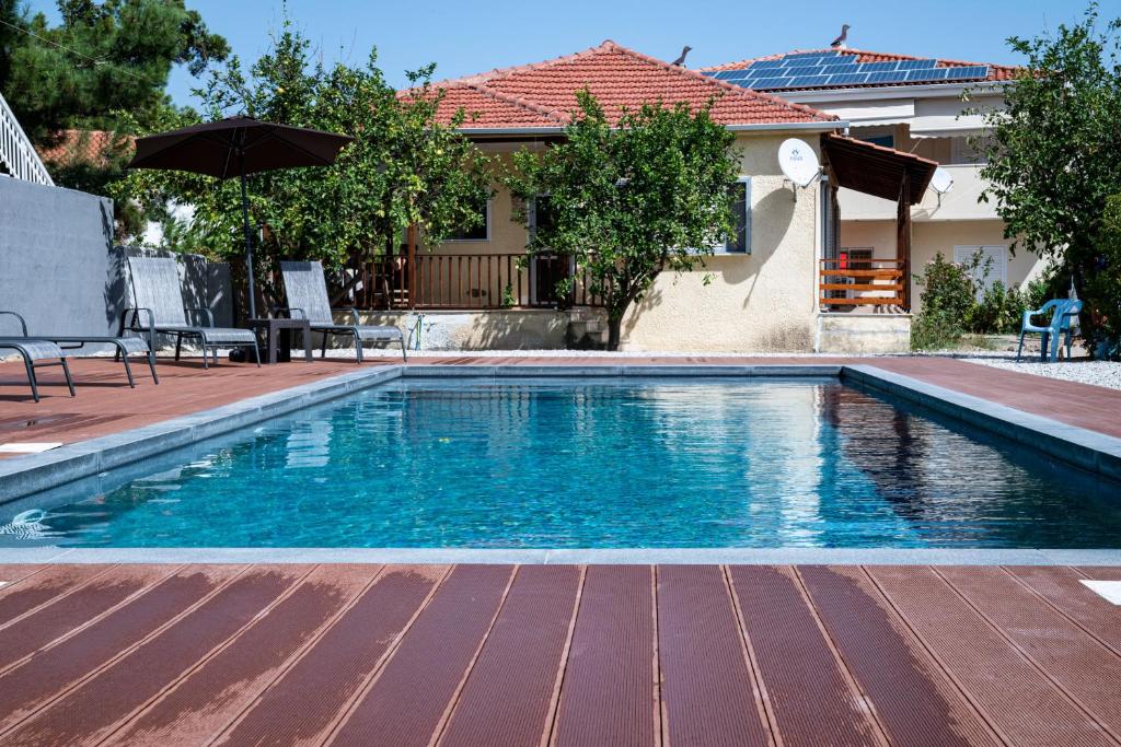 una piscina con acqua blu in una casa di Elegant house by the sea with pool a Akrata