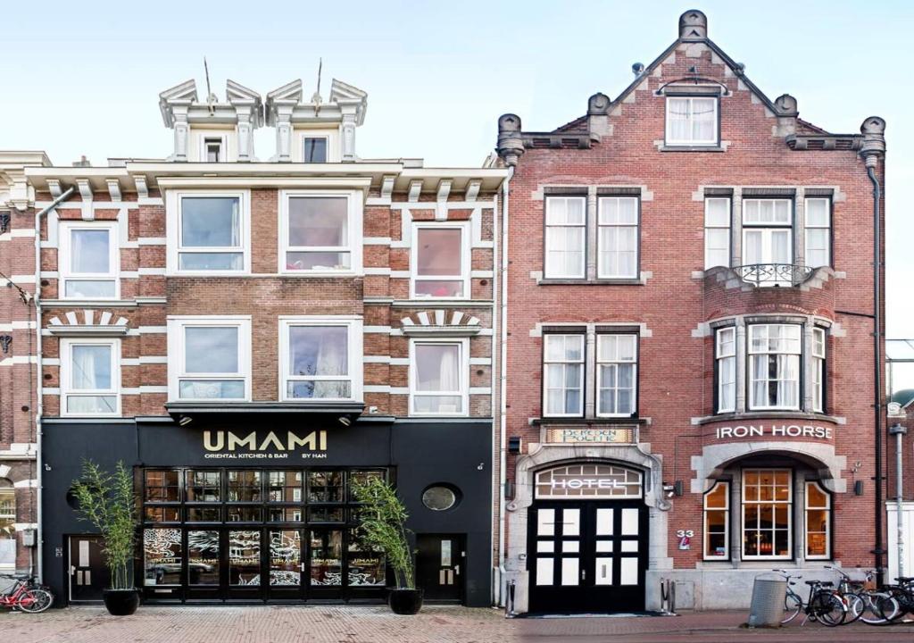 una tienda frente a un edificio de ladrillo en Hotel Iron Horse Amsterdam en Ámsterdam