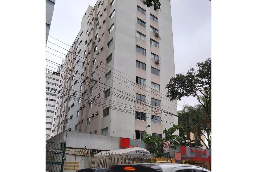 Un alto edificio bianco sul lato di una strada di Condomínio Aliança a San Paolo