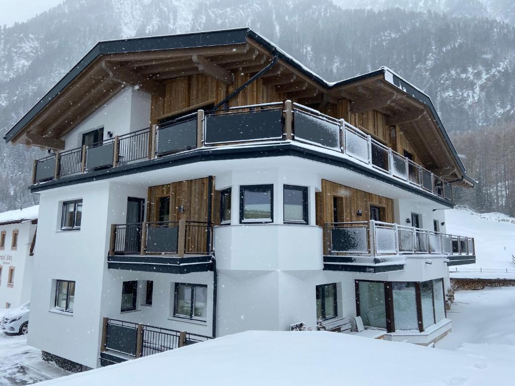 um edifício coberto de neve na neve em Apart Sunnhäusl em Sölden