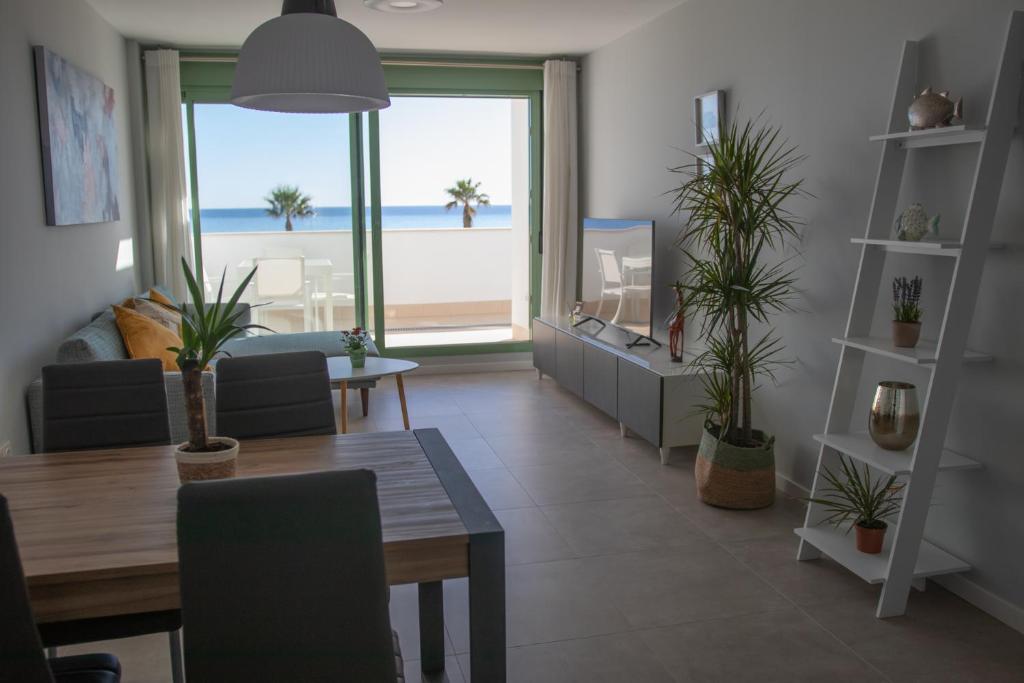 A seating area at Precioso apartamento frente a la playa con piscina