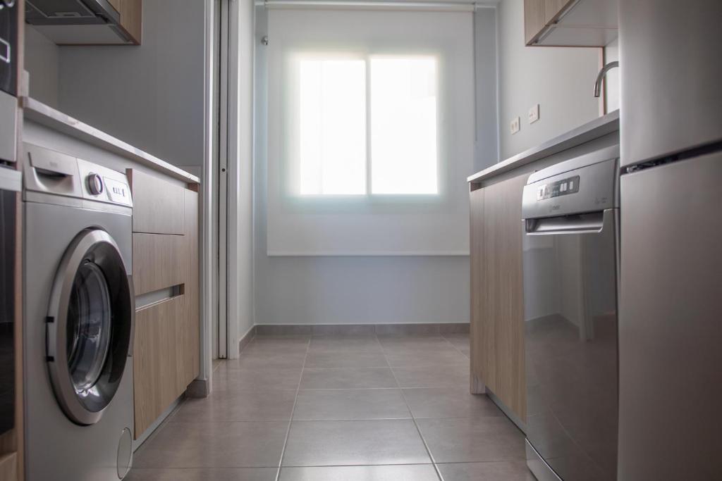A kitchen or kitchenette at Precioso apartamento frente a la playa con piscina