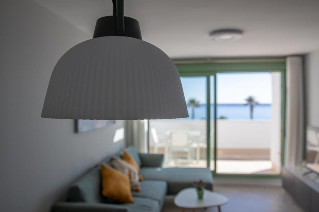 A seating area at Precioso apartamento frente a la playa con piscina
