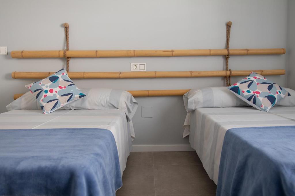 A bed or beds in a room at Precioso apartamento frente a la playa con piscina