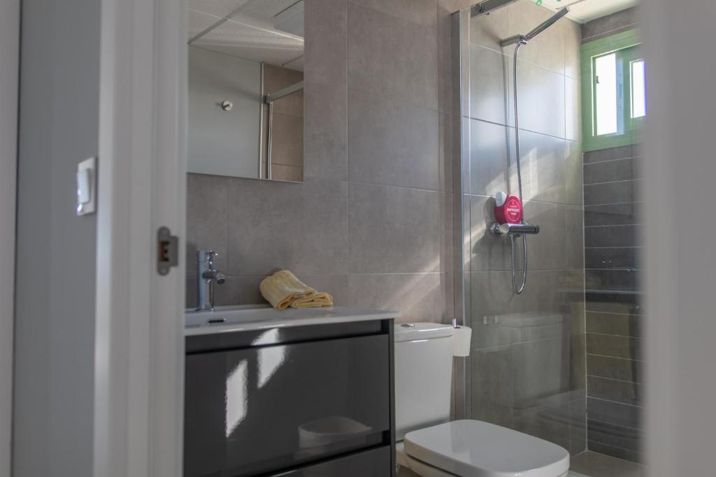 A bathroom at Precioso apartamento frente a la playa con piscina
