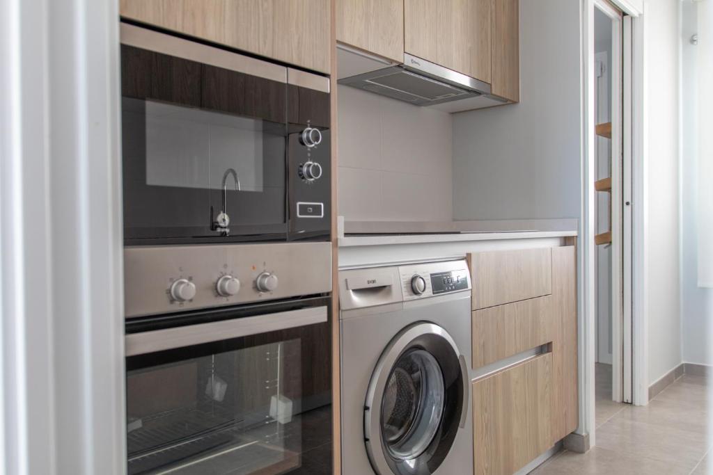 A kitchen or kitchenette at Precioso apartamento frente a la playa con piscina