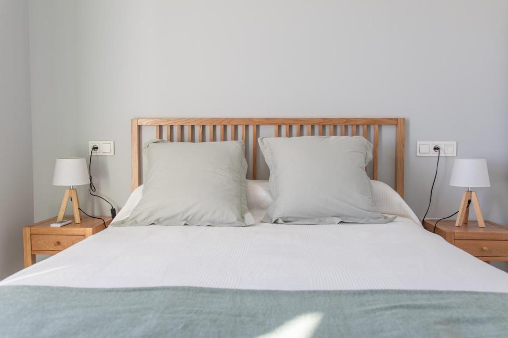 A bed or beds in a room at Precioso apartamento frente a la playa con piscina