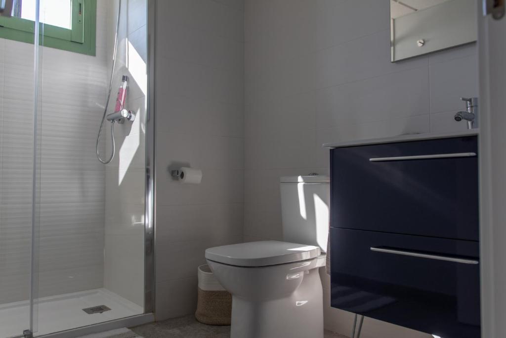 A bathroom at Precioso apartamento frente a la playa con piscina