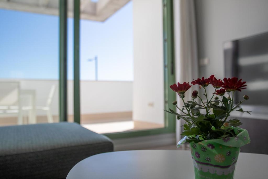 A television and/or entertainment centre at Precioso apartamento frente a la playa con piscina