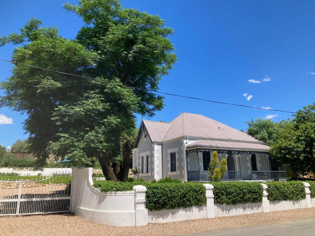 a white fence in front of a house at 3 Queen Street in Calitzdorp