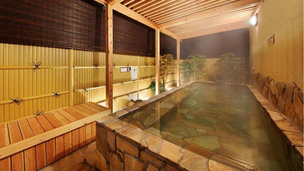 仙台的住宿－仙台托普斯站西口膠囊旅館，一座建筑物中央的游泳池