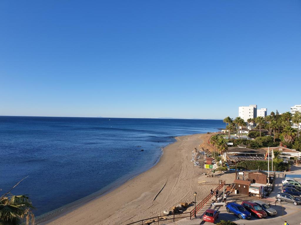 Sitio de CalahondaにあるApartamento en la orilla de Calahonda REFORMADOの車が駐車したビーチの景色