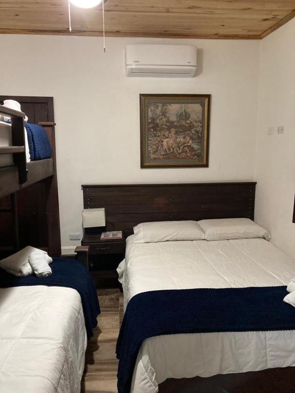 Postel nebo postele na pokoji v ubytování Hotel Boutique Colonial Cartago