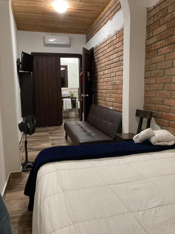 Postel nebo postele na pokoji v ubytování Hotel Boutique Colonial Cartago