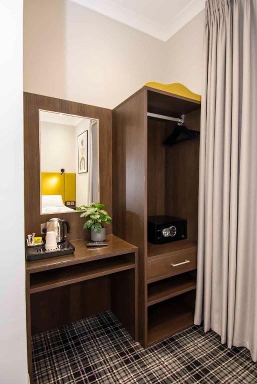 Howard Winchester Hotel - Double Room With Extra Single Bed