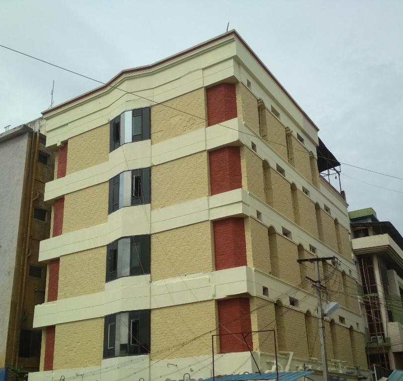 an apartment building in the city of ž at Sri Abbirami Lodge in Kumbakonam