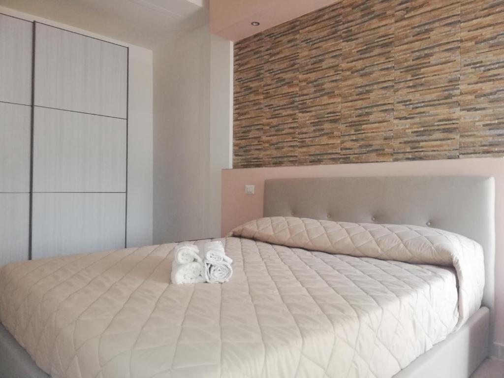 ein Schlafzimmer mit einem Bett mit Handtüchern darauf in der Unterkunft Lido Venere Case Vacanze in Metaponto