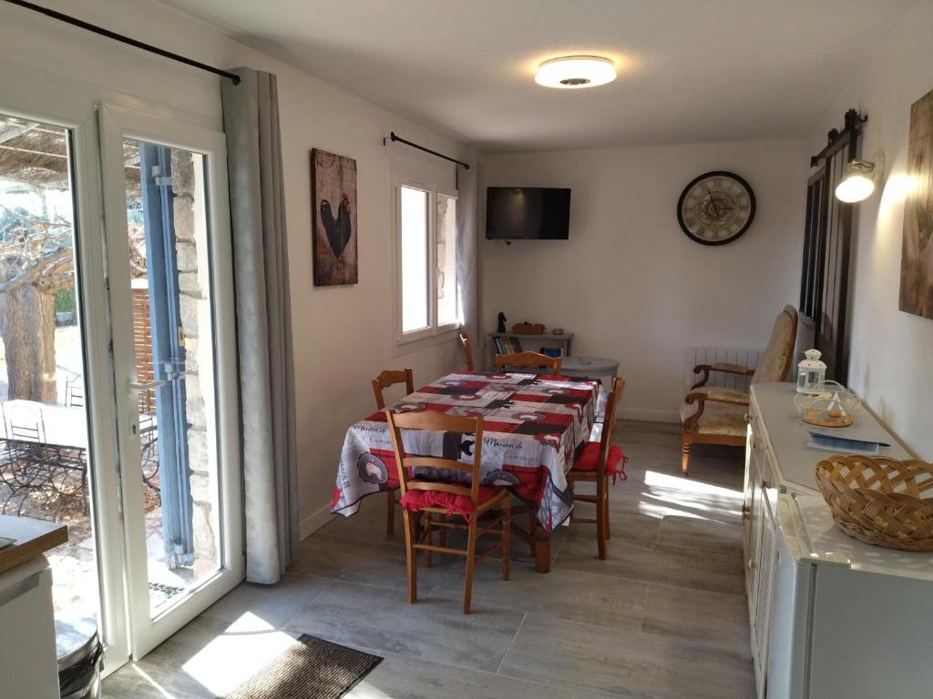 cocina y comedor con mesa y sillas en la villa des six ifs - Le mûrier, en Flayosc