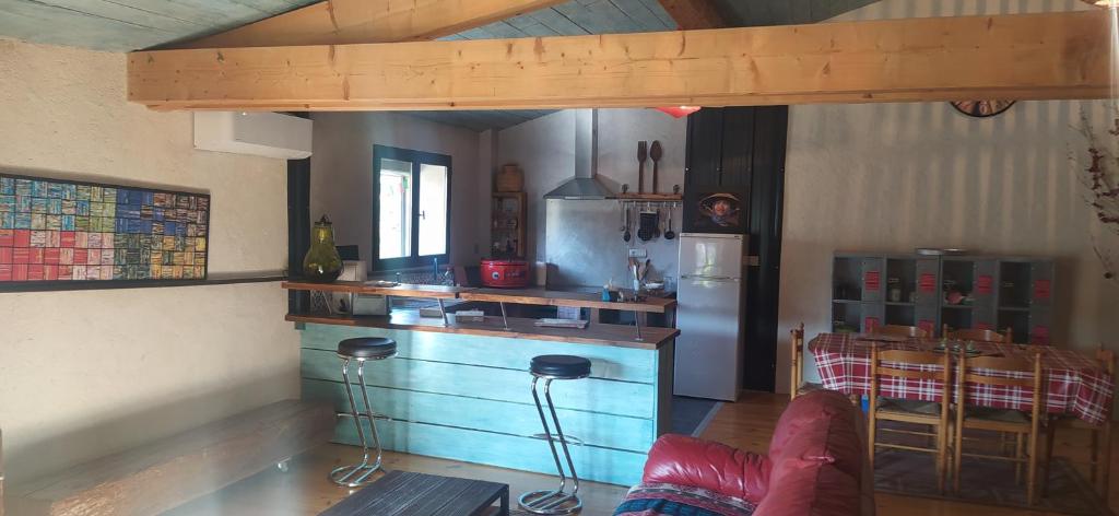 a kitchen with a stove and a refrigerator in a room at L'Atelier in Rouffiac-dʼAude